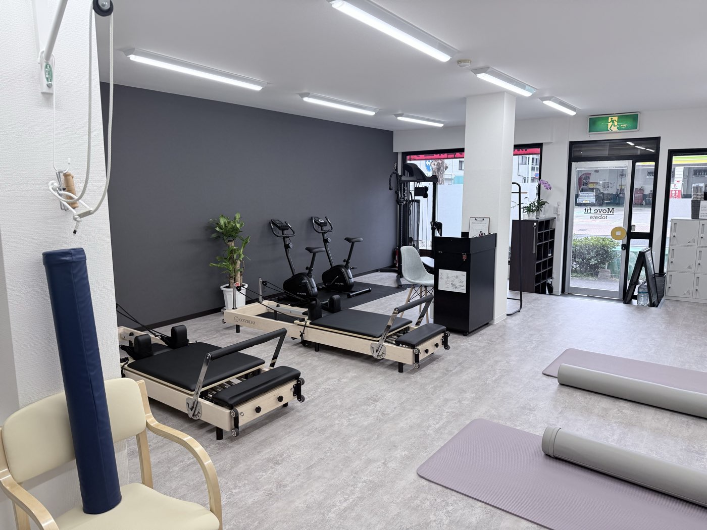 Move fit 戸畑の店内。リフォーマー2台とマットが並ぶ明るいトレーニングスペース