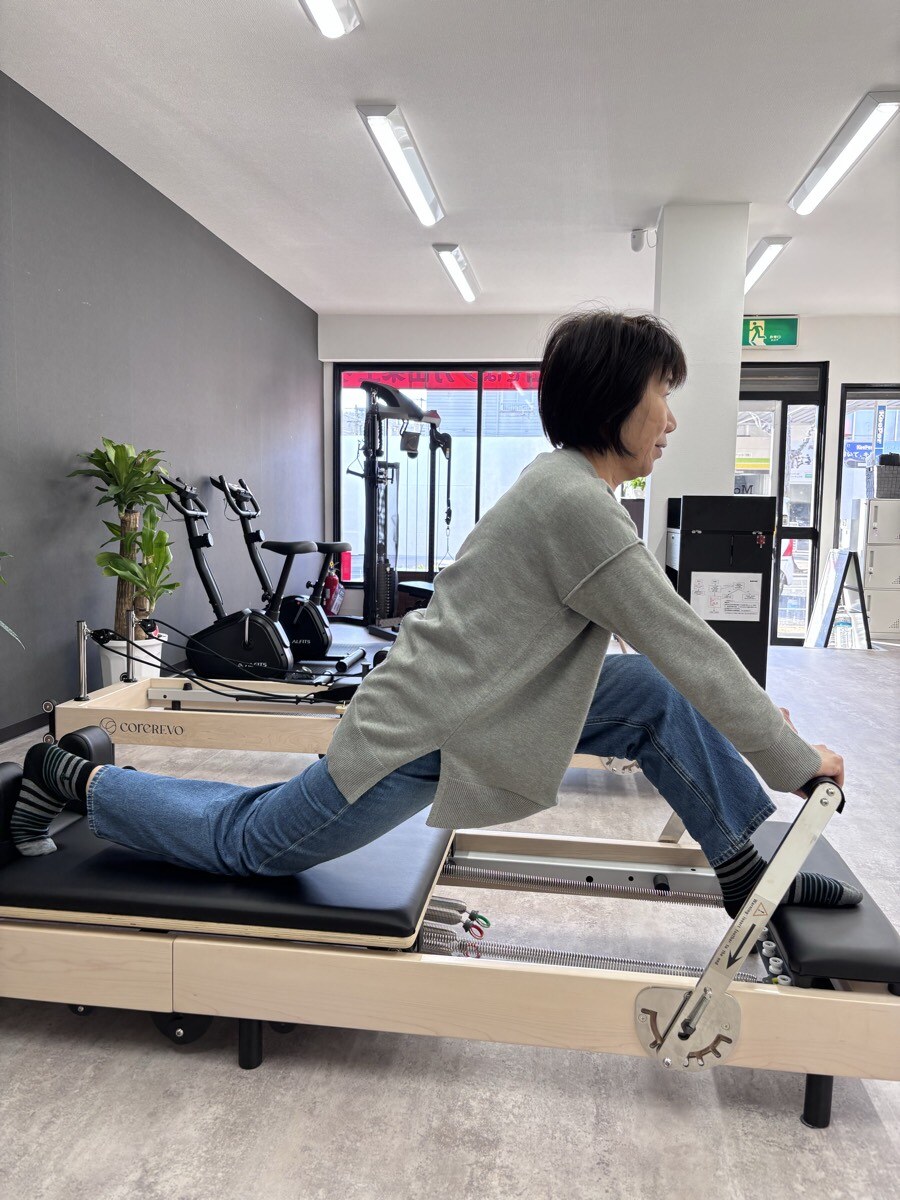 リフォーマーでトレーニングするお客様