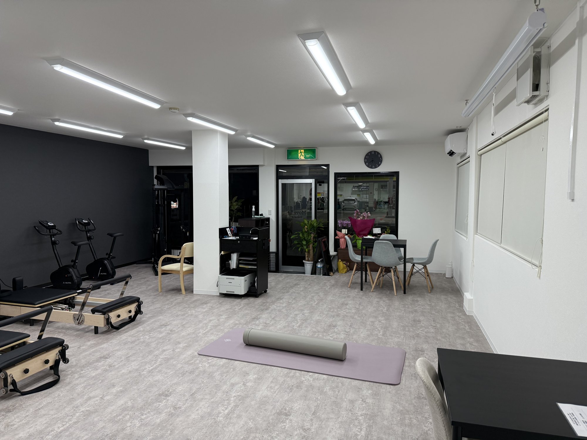 北九州市戸畑区天籟寺のジム「Move fit 戸畑」の店内。ピラティスマシンとマットが並ぶ明るいスペース